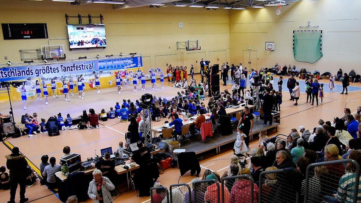 Volle Halle bei der Dance Competition Bernau: Publikum auf der Tribüne, Tanzgruppe auf der Fläche