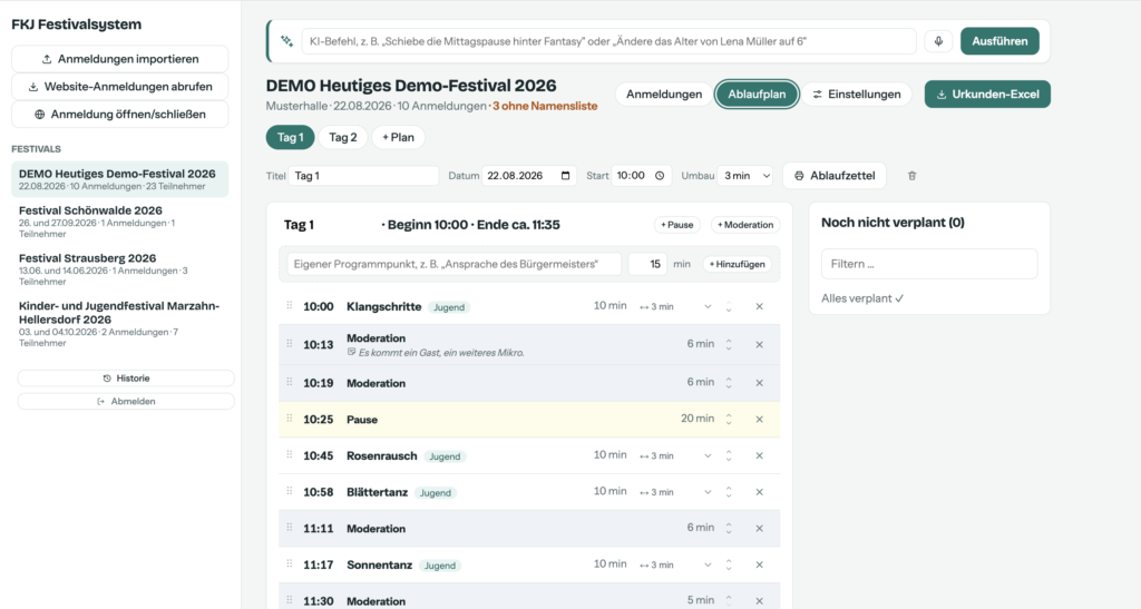 Bildschirmansicht des Festivalsystems: Ablaufplan mit Uhrzeiten, Auftritten und Moderationsblöcken, darüber die KI-Befehlszeile