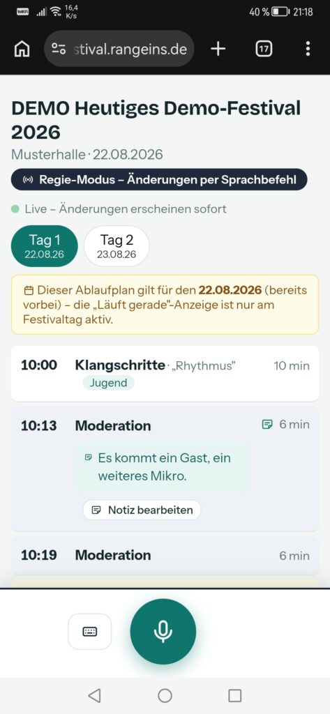 Smartphone zeigt den Live-Ablaufplan im Regie-Modus, unten ein großer Mikrofonknopf für Sprachbefehle
